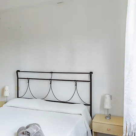 Guesthost - Lovely Near Pelosa W Parking! *