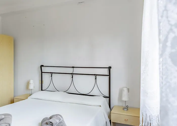 Guesthost - Lovely Near Pelosa W Parking! *